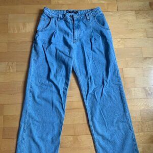 Mid rise pleated jeans